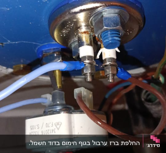 חלקים של דוד שמש עם חיבורים חשמליים וצינורות